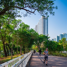 公園座落於人口密集的市區，不僅為鄰近的居民提供了休閒康樂活動的空間，也能配合市民跑步和運動的需要。